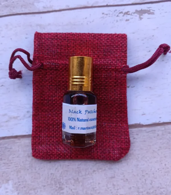 Il s'agit d'un flacon de 6ml d'huile de parfum de patchouli noir avec sa petite pochette pour le ranger